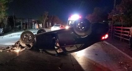 Choca contra carro estacionado, se vuelca y abandona su auto, en Villas de San Miguel