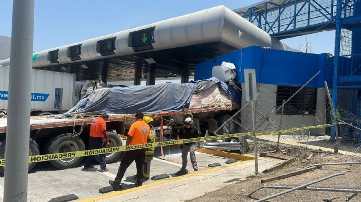 Tráiler provoca terror en caseta de cobro de autopista; empleadas se salvan de milagro