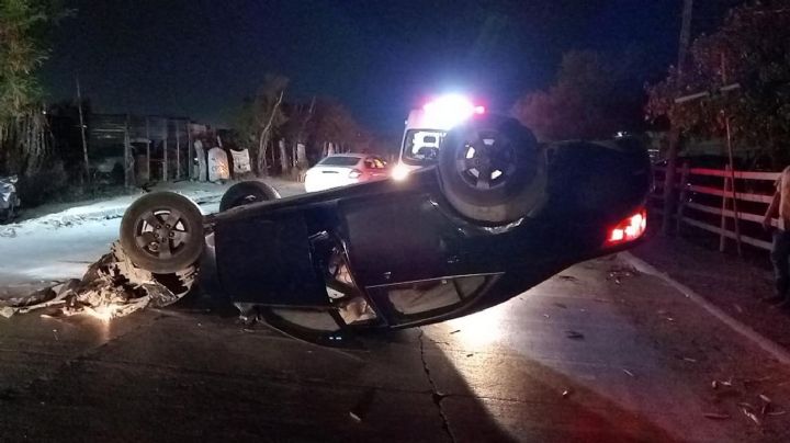 Choca contra carro estacionado, se vuelca y abandona su auto, en Villas de San Miguel