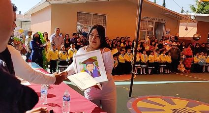 Madre llega con foto de su niño fallecido para recibir su diploma de graduación del kínder |VIDEO