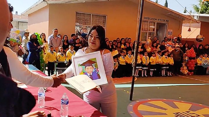 Madre llega con foto de su niño fallecido para recibir su diploma de graduación del kínder |VIDEO
