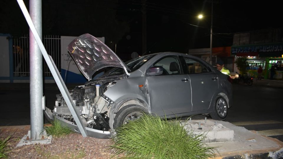 La pericia del conductor evitó un accidente mayor, pero su auto quedó totalmente destrozado