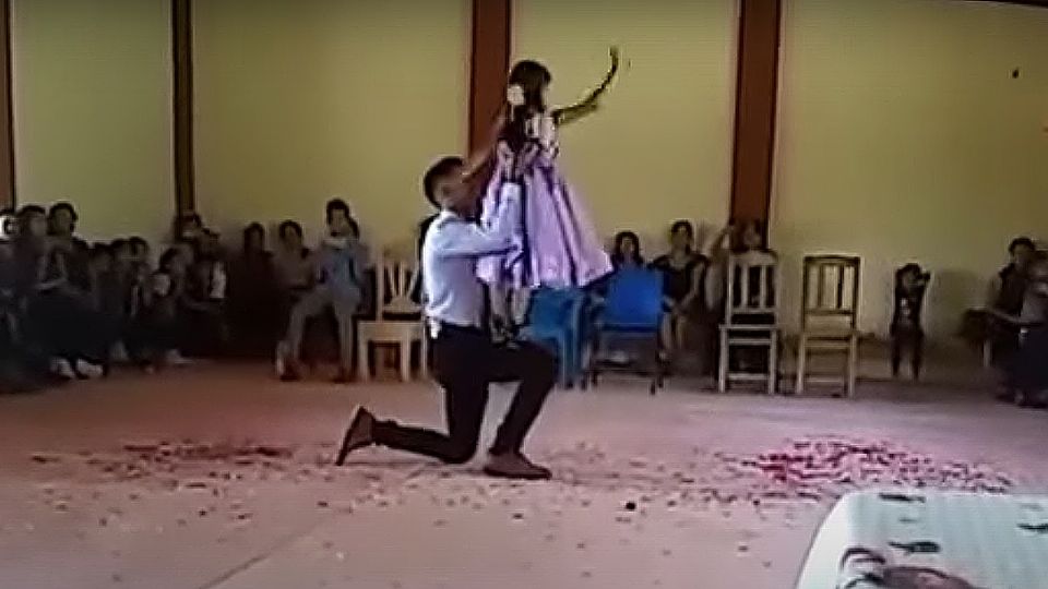 La niña y su maestro bailando su vals