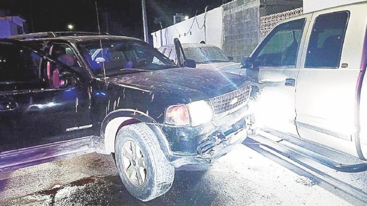 Mujer choca autos estacionados y culpa a los frenos; manejaba alcoholizada