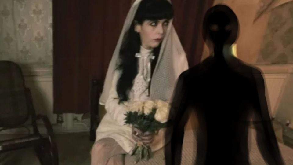 La mujer se cansó de su compañía de ultratumba y decidió divorciarse de la manera más eficaz posible: con un exorcismo