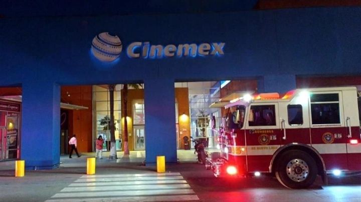 Reportan incendio en cine de Monterrey; evacúan a clientes y empleados