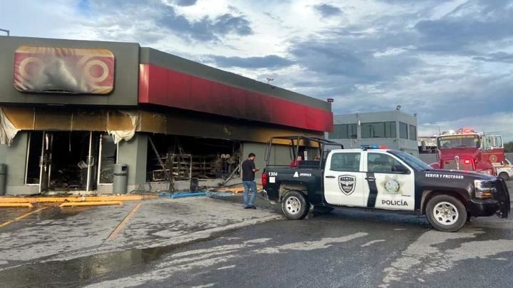 Indigente rocía gasolina y quema Oxxo con empleadas dentro