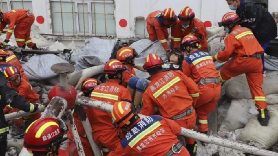 Los cuerpos de emergencia permanecieron en el lugar, intentado rescatar a los sobreviviente de este siniestro