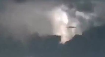 Captan supuesto OVNI en Puebla durante tormenta eléctrica | VIDEO