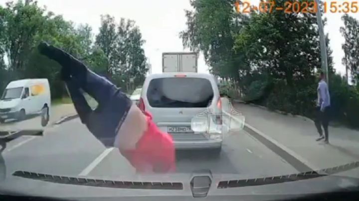 Sujeto es arrollado por un vehículo y queda grabado | VIDEO