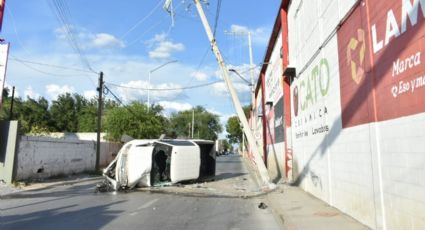 Volcadura en la avenida López de Lara y Venezuela deja una mujer lesionada y negocios sin luz