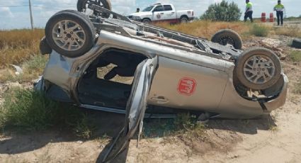 Tras choque volcadura, dos personas terminan en el hospital