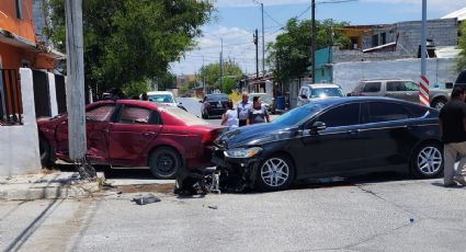 Choca contra dos autos y una casa en la colonia Pancho Villa