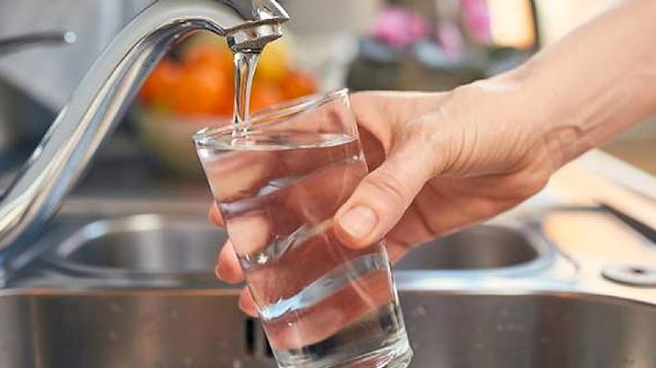 Casi la mitad del agua de grifos en EU está contaminada con sustancias cancerígenas