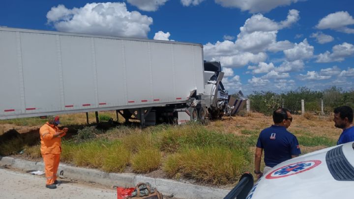 Trailero se quiebra las costillas al perder el control por esquivar a plataforma