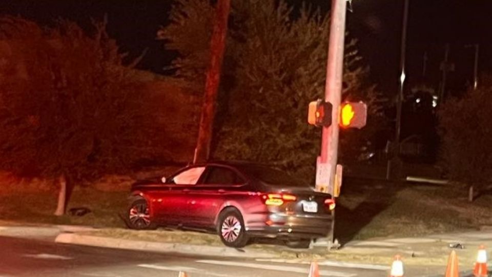 En este Volkswagen Jetta color gris, un menor de 18 años de edad, se impactó en solitario contra un poste.