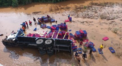 Camión con pollos se estrella y cae 15 metros al río Quetzala en Guerrero; roban su mercancía