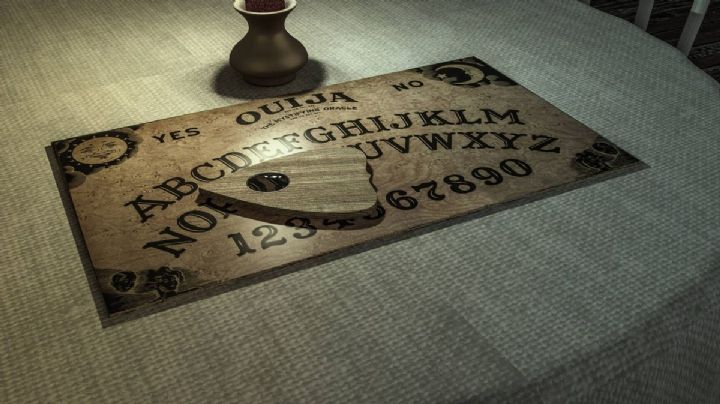 Por jugar a la ouija, jovencita vive sucesos paranormales en su casa