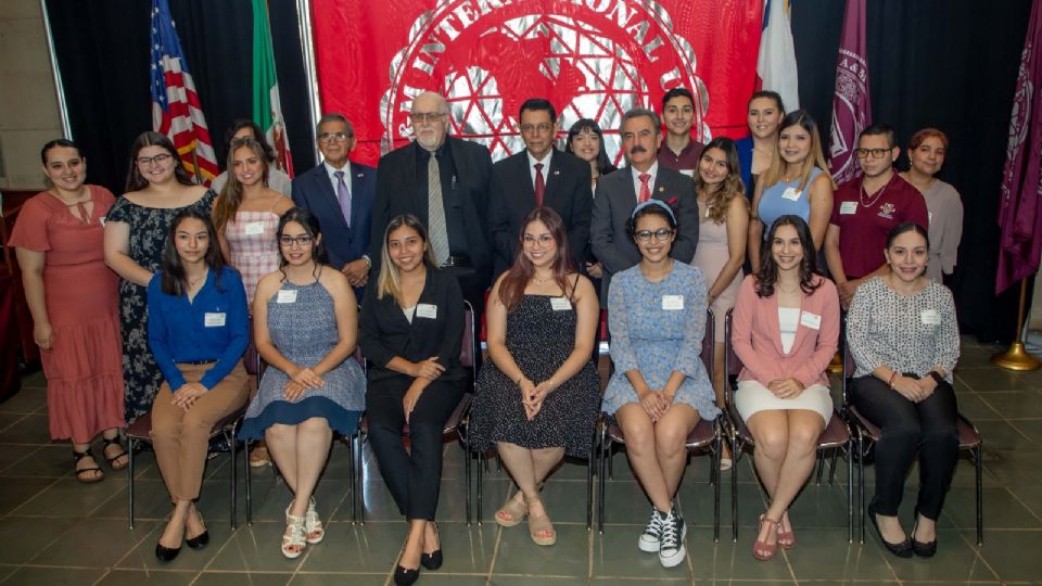 El Instituto de Mexicano en el Exterior (IME) ha entregado más de 236 mil dólares a compatriotas universitarios de TAMIU en los últimos 10 años.