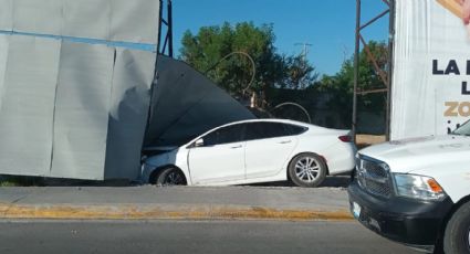 Conductor choca, huye del lugar y deja el carro encendido en Calzada de los Héroes