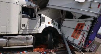 Rapiña provoca impactante accidente; robaban galletas tras la volcadura de un tráiler