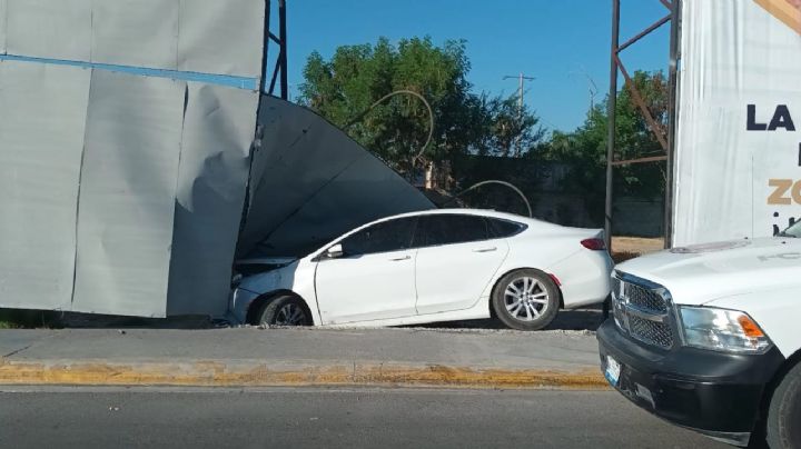 Conductor choca, huye del lugar y deja el carro encendido en Calzada de los Héroes