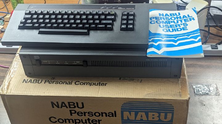 Guardaron 2 mil 200 computadoras en un granero durante 23 años; dueño las está rematando