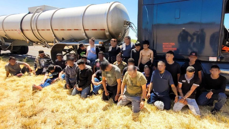 28 indocumentados fueron encontrados en un camarote de un tractor que estiraba una “pipa”.