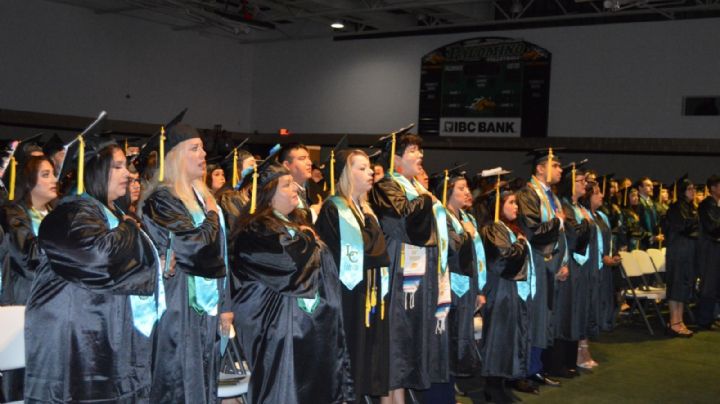 En primera graduación de verano en el Colegio de Laredo, egresan más de 220 jóvenes
