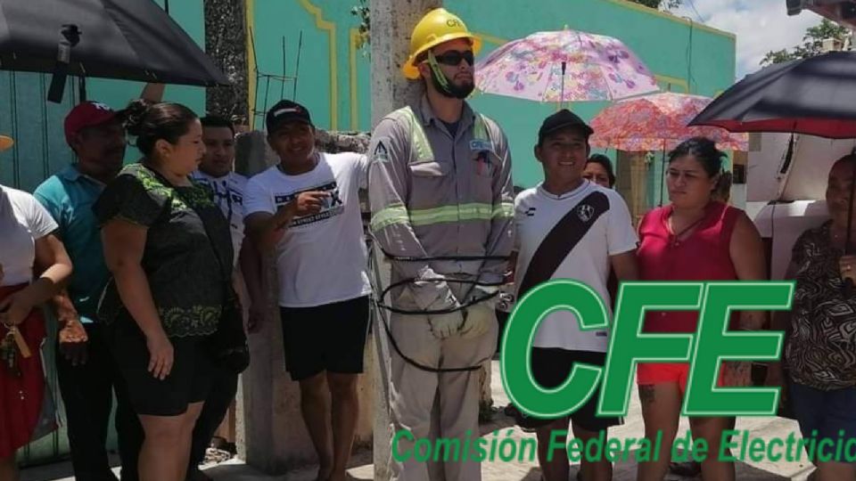 CFE suspende a trabajador que se dejó amarrar a un poste; esta fue la razón