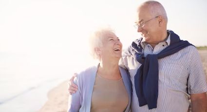 Tierno momento de una pareja de abuelitos divirtiéndose en la playa | VIDEO