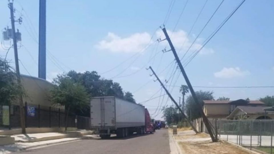 Un trailero con su camión-remolque arrancó los cables energizados sobre avenida Bartlett Sección Sur