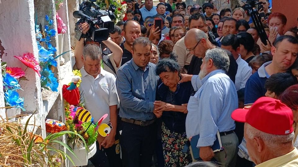 Ernestina, madre de Milagros, sufrió un desmayo en el panteón.