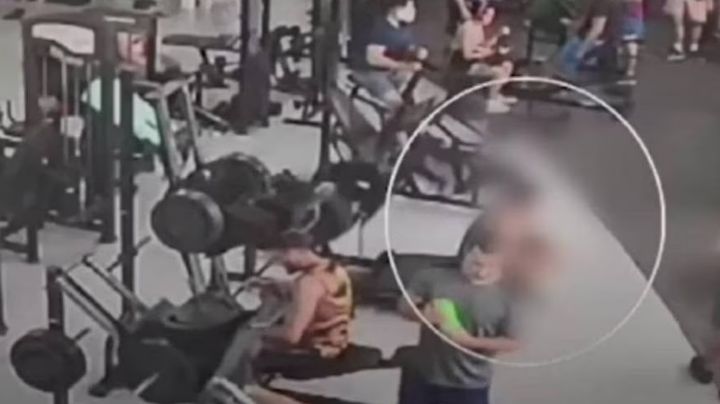 Aparato de gimnasio le parte la columna mientras se ejercitaba; fuerte VIDEO