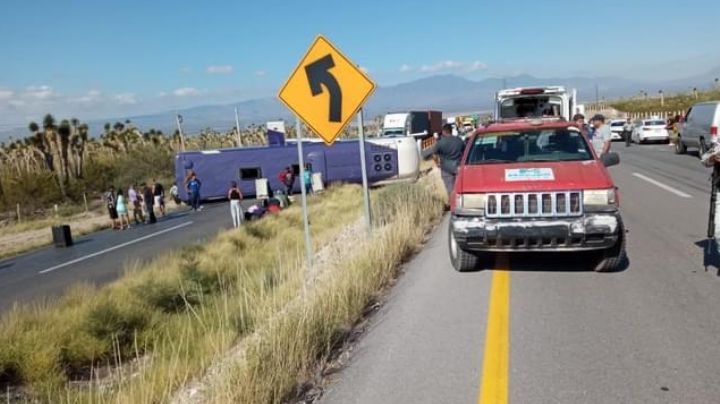 Vuelca camión de pasajeros en carretera 54 a Zacatecas; hay 8 lesionados