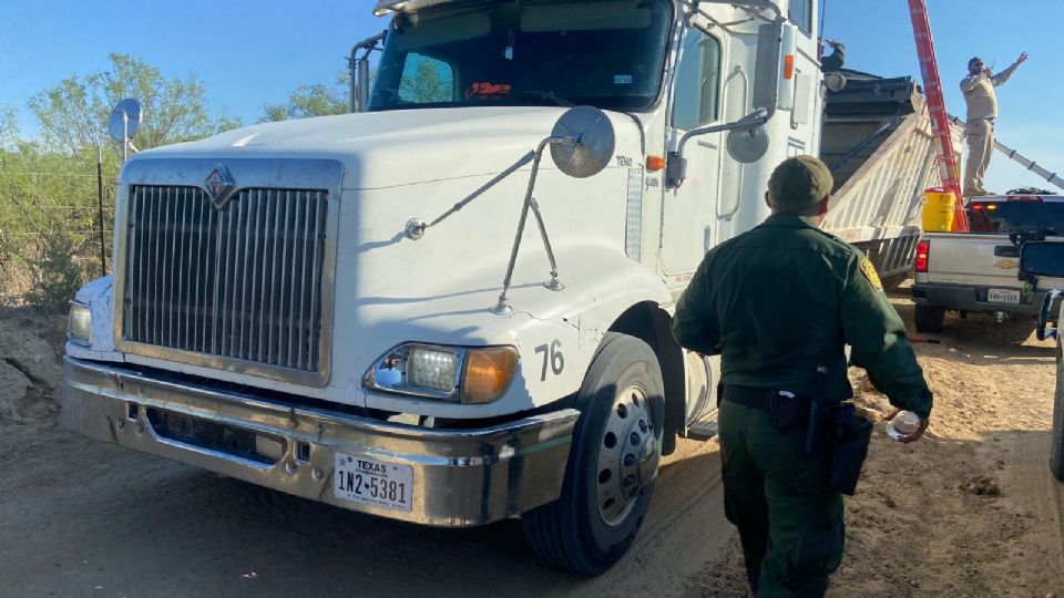 Em menos de 24 horas fueron asegurados 4 camiones con un total de 49 indocumentados, en los checkpoint, en plena carretera o dentro de Laredo.

