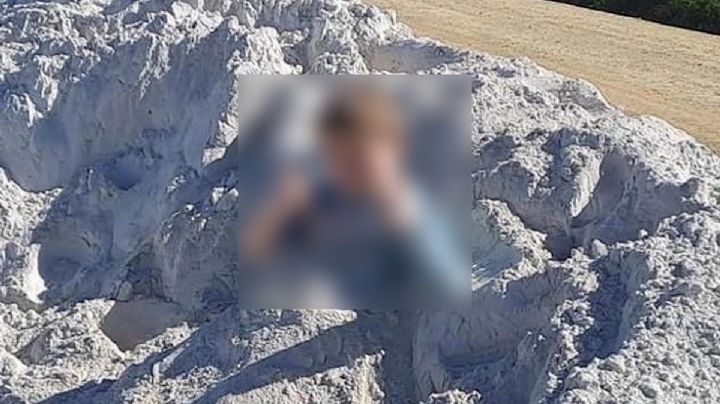 Muere niño tras ser fotografiado jugando en polvo tóxico