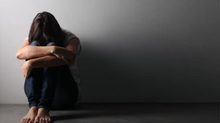 Estudiante de 15 años enfurece y apuñala cuatro veces por la espalda a maestra