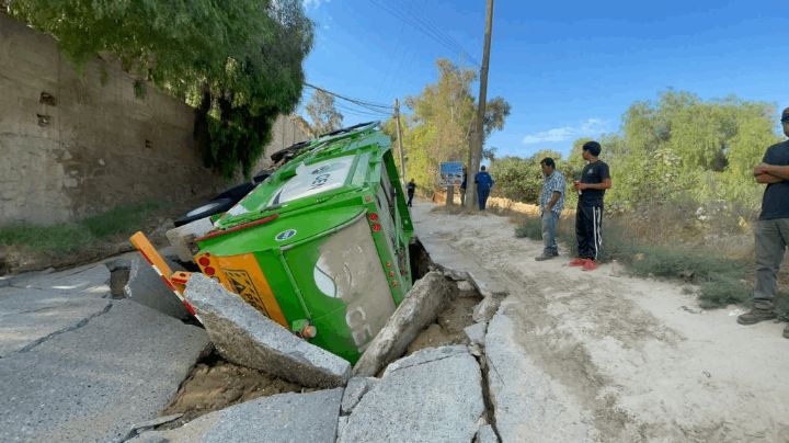 ¡Se lo tragó la tierra!, un socavón engulle un camión de basura | VIDEO