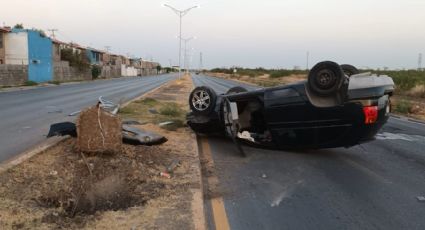 Choca contra poste de alumbrado, vuelca y abandona su camioneta en Bulevar Municipio Libre