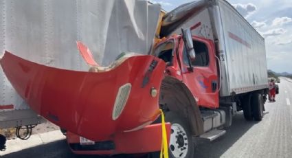 Dormita y destroza la cabina de su camión con tráiler; sale vivo de milagro en Carretera Torreón