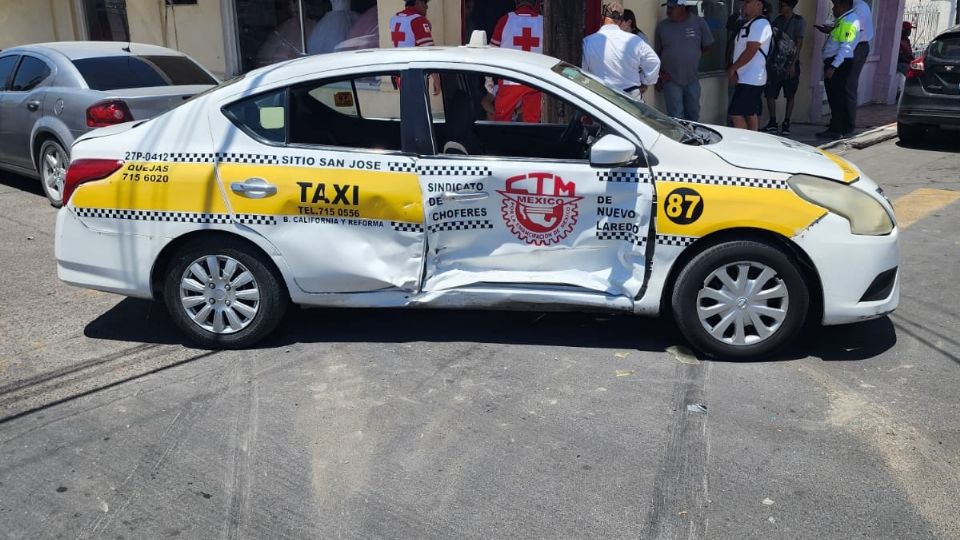 El taxi quedó con severos daños.