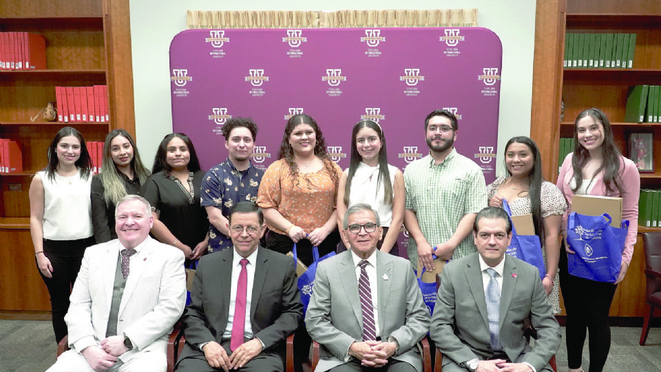 Un selecto grupo de estudiantes de TAMIU recibió laptops gratuitas.