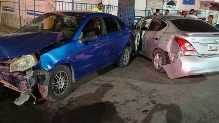 Registran fuerte accidente vial en Aquiles Serdán y Madero; conductor se pasó el alto