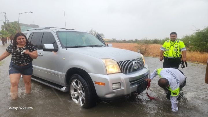 Tránsitos ayudan a ciudadanos a remolcar vehículos varados por lluvias | FOTOS