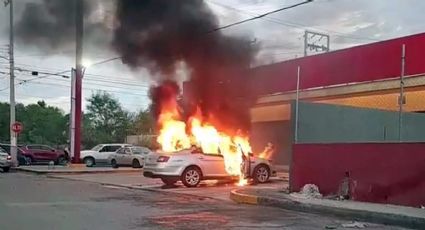 ¡Dantesco incendio!: mecánico manejaba el auto de su cliente y se le incinera en un Oxxo | VIDEO