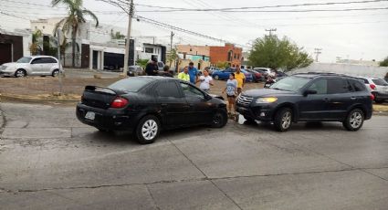 Mujer se mete en contra y choca de frente a otra joven, en la colonia La Fe