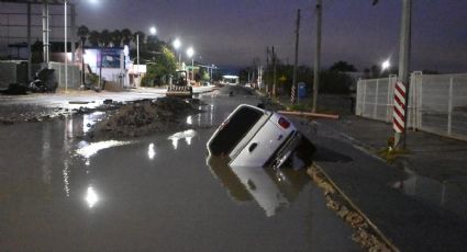 Conductor se hunde con su 'troca' en una zanja cubierta de agua; casi muere por 'Harold'