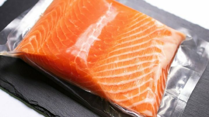 Halla gusano vivo en paquete de salmón de Costco | VIDEO