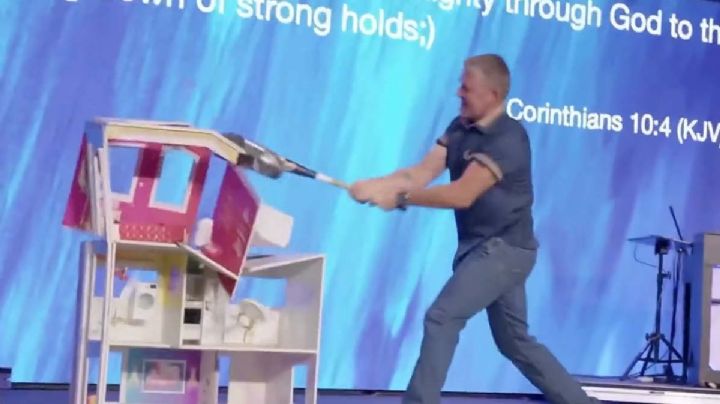 Pastor 'combate el mal' rompiendo casita de Barbie con biblia pegada en bat | VIDEO